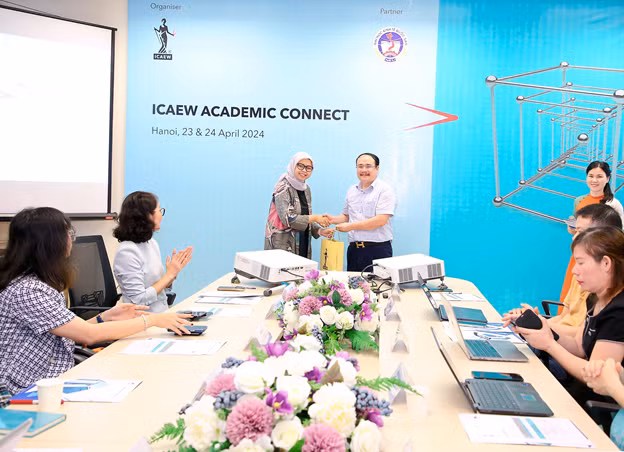 PGS.TS. Đinh Thế Hùng, Phó Viện trưởng Viện Kế toán - Kiểm toán, trường Đại học Kinh tế Quốc dân và bà Dames Maharani, Quản lý phát triển đối tác giáo dục, ICAEW Indonesia