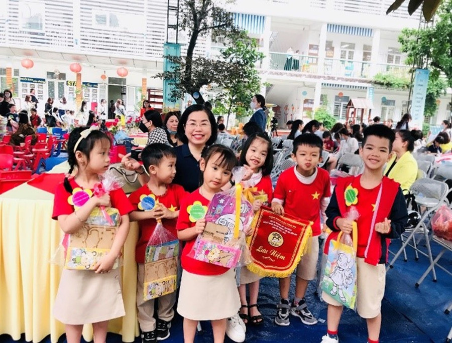 Cô Thúy Hạnh vui vẻ bên các con học sinh.