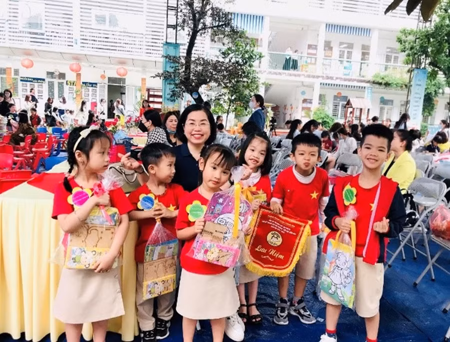 Cô Thúy Hạnh vui vẻ bên các con học sinh.