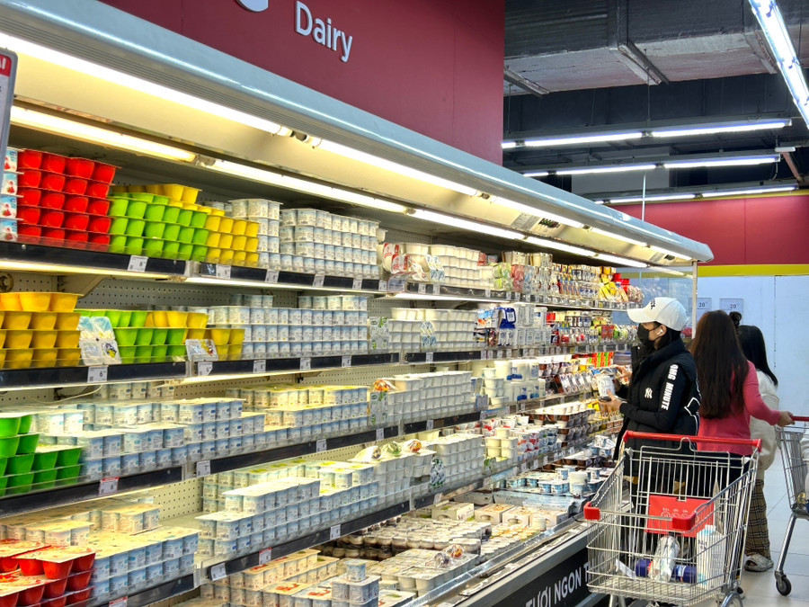 Khách hàng mua sắm tại siêu thị WinMart Khách hàng mua sắm tại siêu thị WinMart
