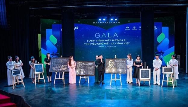 Các bức tranh truyền cảm hứng tình yêu chữ viết và tiếng Việt được đấu giá gây quỹ thiện nguyện do Thầy Nhã và HandsGroup tổ chức Các bức tranh truyền cảm hứng tình yêu chữ viết và tiếng Việt được đấu giá gây quỹ thiện nguyện do Thầy Nhã và HandsGroup tổ chức