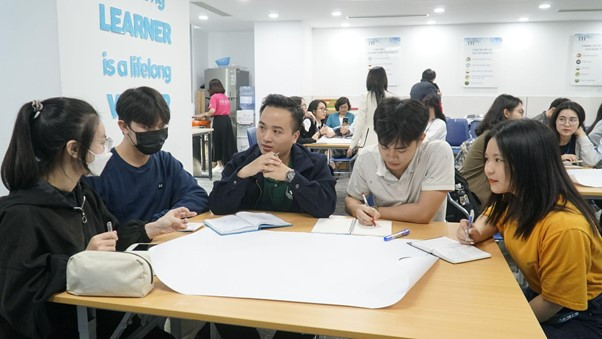 Bạn Đỗ Mạnh Hoàng (thứ ba từ trái sang) cùng các sinh viên trong nhóm thảo luận về phương pháp quản lý thời gian và sắp xếp kế hoạch hiệu quả Bạn Đỗ Mạnh Hoàng (thứ ba từ trái sang) cùng các sinh viên trong nhóm thảo luận về phương pháp quản lý thời gian và sắp xếp kế hoạch hiệu quả