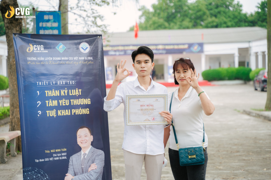 Thí sinh xuất sắc vượt qua kỳ thi đầu vào của Trường Doanh nhân CVG có cơ hội “rinh” học bổng giá trị. Thí sinh xuất sắc vượt qua kỳ thi đầu vào của Trường Doanh nhân CVG có cơ hội “rinh” học bổng giá trị.