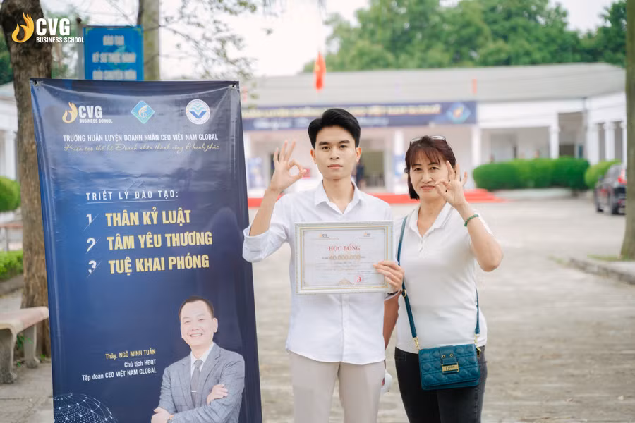 Thí sinh xuất sắc vượt qua kỳ thi đầu vào của Trường Doanh nhân CVG có cơ hội “rinh” học bổng giá trị.