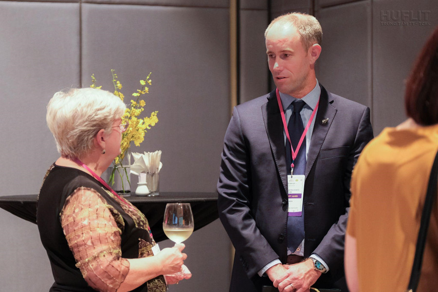 Bà Madelize Bekker, Tổng Giám đốc Speakia và ngài Scott James, Tổng Lãnh Sự New Zealand tại Việt Nam. Bà Madelize Bekker, Tổng Giám đốc Speakia và ngài Scott James, Tổng Lãnh Sự New Zealand tại Việt Nam.