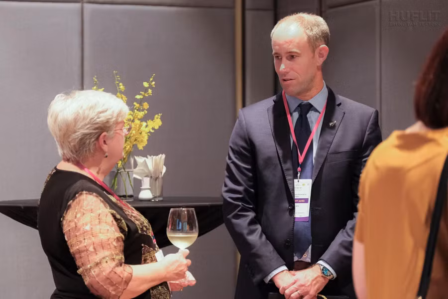 Bà Madelize Bekker, Tổng Giám đốc Speakia và ngài Scott James, Tổng Lãnh Sự New Zealand tại Việt Nam.