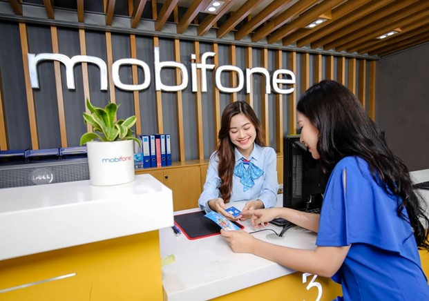 Nhân viên MobiFone đang giới thiệu về sản phẩm cho khách hàng