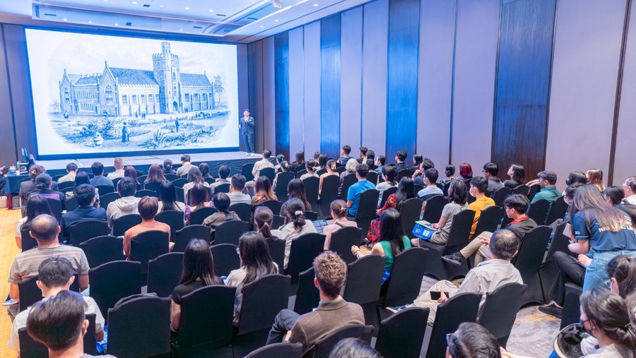 Tham dự sự kiện của IDP để xét học bổng trực tiếp cùng đại diện trường, cập nhật xu hướng du học mới nhất, nhu cầu việc làm và cơ hội định cư năm 2024-2025. (Nguồn: IDP)