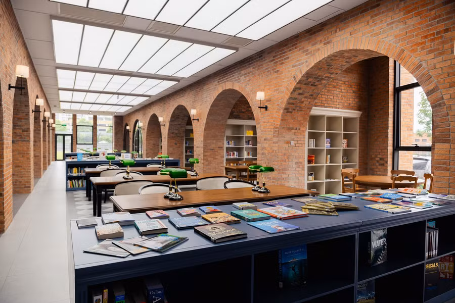 Thư viện trung học mang phong cách kiến trúc cổ điển được mô phỏng từ thư viện Keble Library tại Trường Đại học Oxford, Anh quốc.