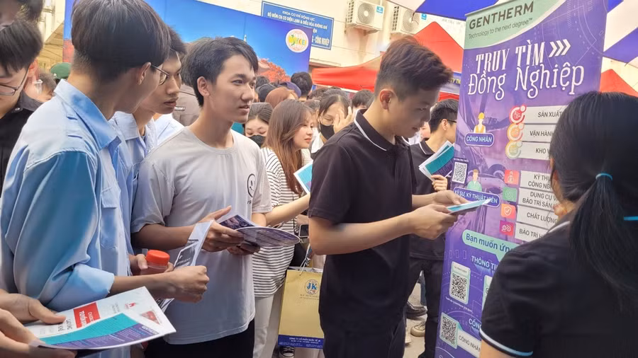 Ngày hội việc làm’ được trường Đại học Sư phạm Kỹ thuật Hưng Yên tổ chức thường xuyên