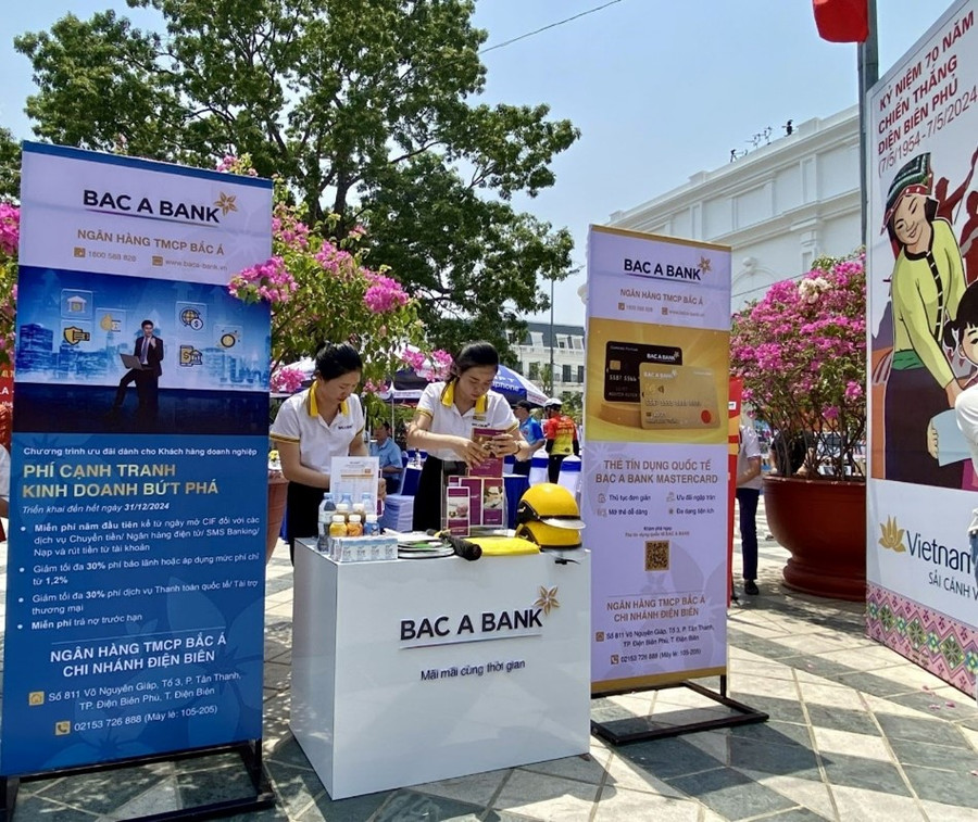 BAC A BANK Chi nhánh Điện Biên tổ chức gian hàng tư vấn sản phẩm - dịch vụ tài chính tại Cuộc đua xe đạp Về Điện Biên Phủ 2024 - Cúp Báo Quân đội Nhân dân. BAC A BANK Chi nhánh Điện Biên tổ chức gian hàng tư vấn sản phẩm - dịch vụ tài chính tại Cuộc đua xe đạp Về Điện Biên Phủ 2024 - Cúp Báo Quân đội Nhân dân.
