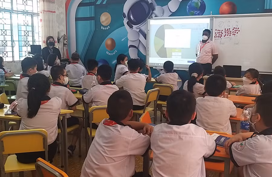 Giờ học tiếng Anh của học sinh Trường tiểu học Nguyễn Thanh Tuyền (TPHCM).