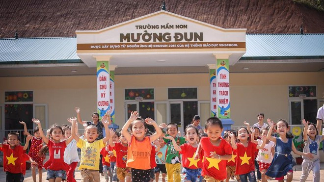 Những ngôi trường khang trang với những phòng học vững chãi được xây nên nhờ sự chung tay đóng góp của các thế hệ học sinh, phụ huynh Vinschool. Những ngôi trường khang trang với những phòng học vững chãi được xây nên nhờ sự chung tay đóng góp của các thế hệ học sinh, phụ huynh Vinschool.