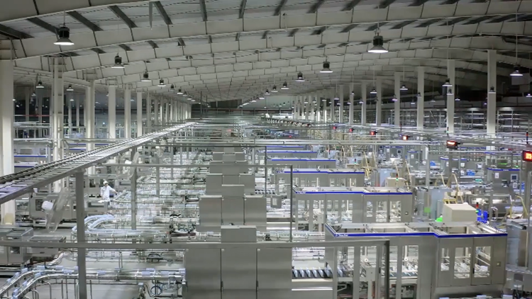 Tại các nhà máy của Vinamilk, 86,8% năng lượng từ nhiên liệu hóa thạch được thay thế bằng năng lượng xanh. Tại các nhà máy của Vinamilk, 86,8% năng lượng từ nhiên liệu hóa thạch được thay thế bằng năng lượng xanh.