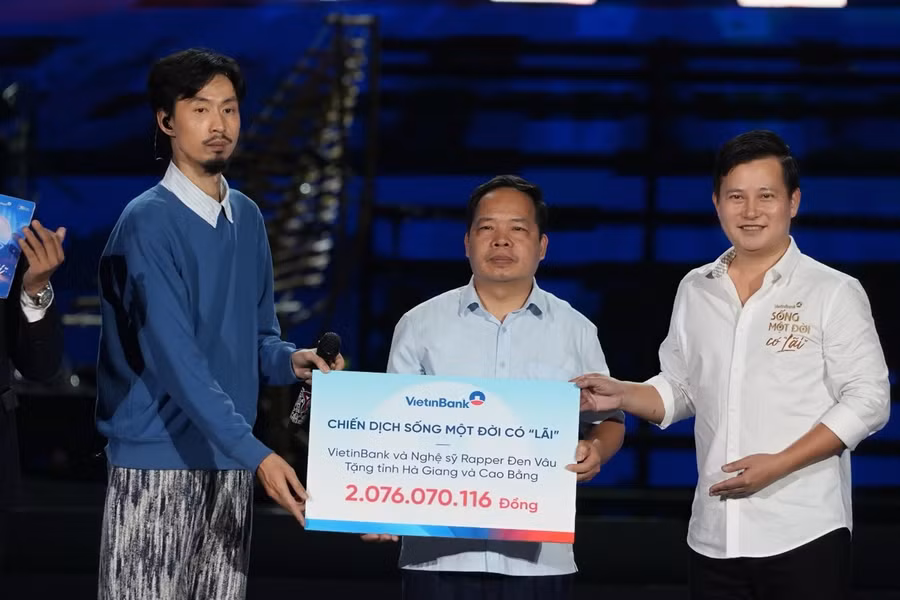 Trao quà tặng cho Tỉnh