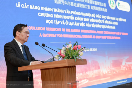 TS. Phạm Như Nghệ:“Bộ Giáo dục và Đào tạo hoan nghênh Đại học Đại Nam đã chủ động, đi đầu trong việc hợp tác với các đối tác nước ngoài để thực hiện các chương trình đào tạo nguồn nhân lực chất lượng cao cho ngành Chip bán dẫn”. TS. Phạm Như Nghệ:“Bộ Giáo dục và Đào tạo hoan nghênh Đại học Đại Nam đã chủ động, đi đầu trong việc hợp tác với các đối tác nước ngoài để thực hiện các chương trình đào tạo nguồn nhân lực chất lượng cao cho ngành Chip bán dẫn”.