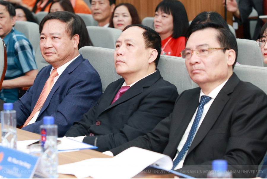 GS. TSKH. Nguyễn Đình Đức (giữa): Trường Đại học Đại Nam hợp tác xây dựng và triển khai đào tạo mở ngành Chip bán dẫn với các trường đại học của Đài Loan là hướng đi đúng đắn – đúng người – đúng việc GS. TSKH. Nguyễn Đình Đức (giữa): Trường Đại học Đại Nam hợp tác xây dựng và triển khai đào tạo mở ngành Chip bán dẫn với các trường đại học của Đài Loan là hướng đi đúng đắn – đúng người – đúng việc
