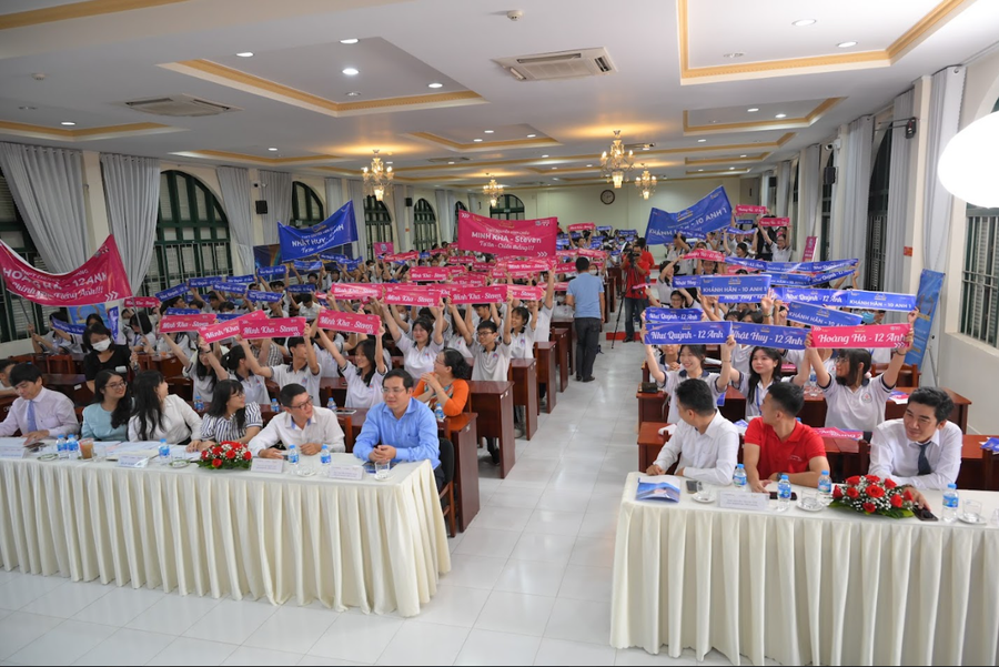 Khán giả cổ vũ nhiệt tình cho tất cả các bạn thí sinh trong vòng Chung kết