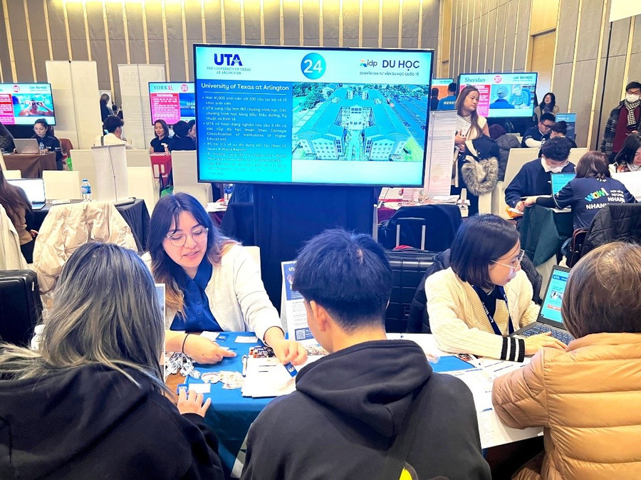 Quý phụ huynh và HS-SV có cơ hội trò chuyện trực tiếp cùng đại diện các trường và xét học bổng ngay tại sự kiện IDP. (Nguồn: IDP) Quý phụ huynh và HS-SV có cơ hội trò chuyện trực tiếp cùng đại diện các trường và xét học bổng ngay tại sự kiện IDP. (Nguồn: IDP)