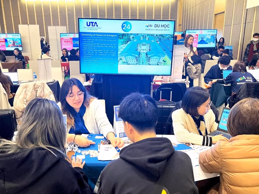 Quý phụ huynh và HS-SV có cơ hội trò chuyện trực tiếp cùng đại diện các trường và xét học bổng ngay tại sự kiện IDP. (Nguồn: IDP)