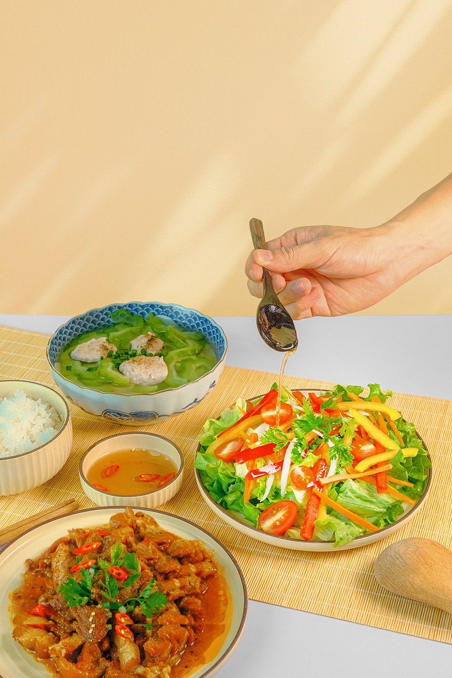 Mâm cơm dinh dưỡng với rau trộn xà lách