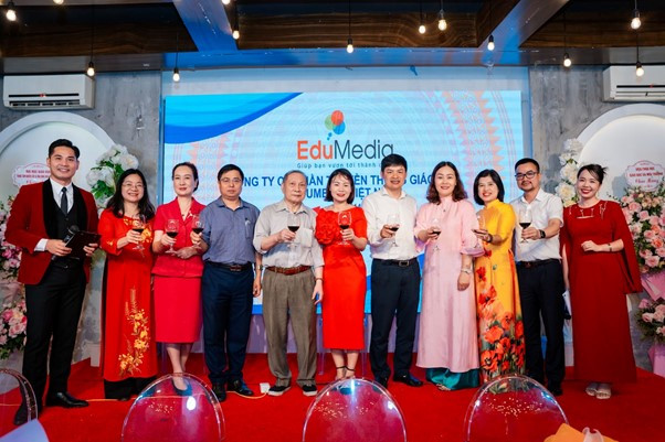 Lãnh đạo công ty cùng khách mời chúc mừng buổi lễ Lãnh đạo công ty cùng khách mời chúc mừng buổi lễ