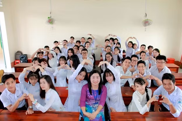 Đáng yêu những bức ảnh kỷ yếu cùng cô chủ nhiệm và bạn bè. Ảnh: BTC.