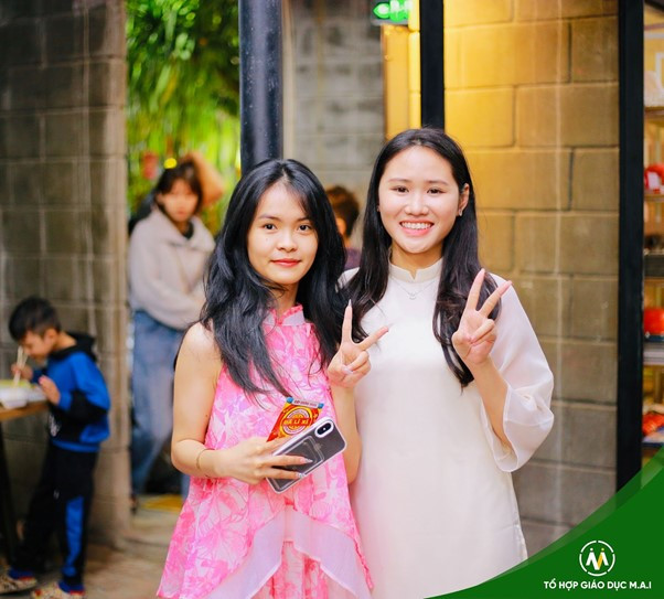 Bạn Gia Linh (áo hồng) Bạn Gia Linh (áo hồng)