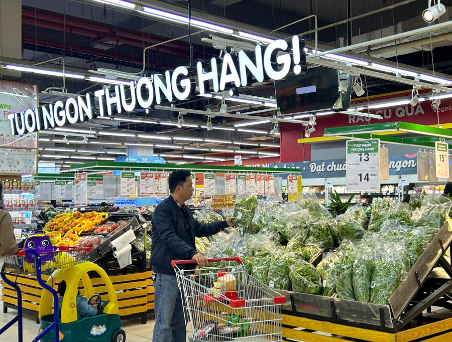 Người tiêu dùng mua sắm thực phẩm dịp cuối năm Người tiêu dùng mua sắm thực phẩm dịp cuối năm