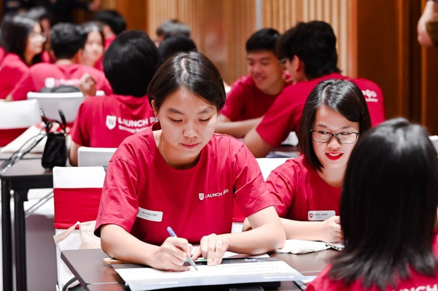 Bạn Nguyễn Thị Ngọc Linh, học sinh trường THPT Vĩnh Yên (Vĩnh Phúc) rất hứng thú với chủ đề “Thể thao Xanh” của cuộc thi. Ảnh. NVCC.