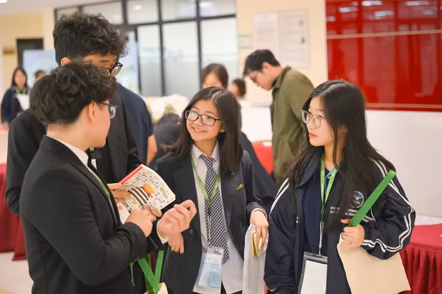 Căng thẳng khi đối đầu nhưng thành viên các đội thi lại vô cùng thân thiện, cởi mở chia sẻ kiến thức thông tin với nhau ở giờ giải lao. Căng thẳng khi đối đầu nhưng thành viên các đội thi lại vô cùng thân thiện, cởi mở chia sẻ kiến thức thông tin với nhau ở giờ giải lao.