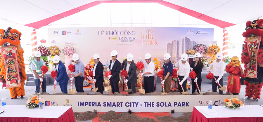 Đại diện Chủ đầu tư, Đơn vị phát triển dự án MIK Group và các đối tác tham gia nghi lễ khởi công phân khu The Sola Park, dự án Imperia Smart City giai đoạn 2