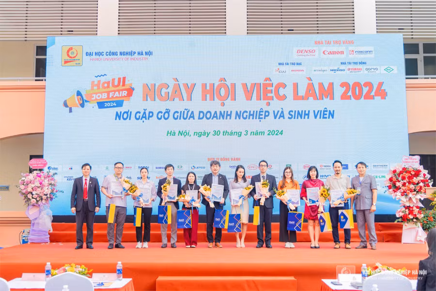 PGS.TS.Lê Hồng Quân – Bí thư Đảng ủy, Chủ tịch Hội đồng Trường và PGS.TS.Phạm Văn Đông – Phó Hiệu trưởng Đại học Công nghiệp Hà Nội trao chứng nhận cho đại diện các nhà tài trợ