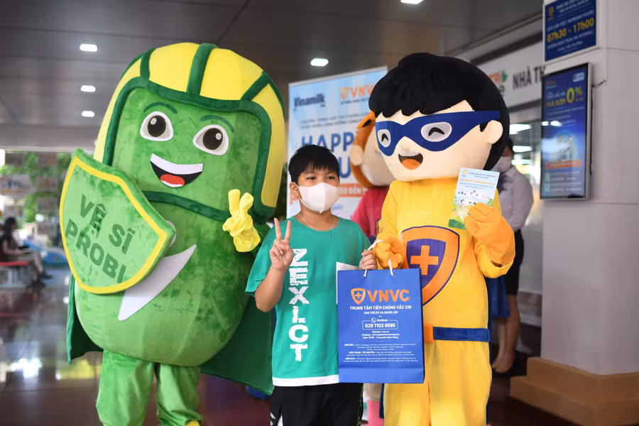 Các nhân vật dễ thương từ Vinamilk (Vệ sĩ Probi) và VNVC tặng quà cho các khách hàng, đặc biệt là các em nhỏ đến tiêm ngừa Các nhân vật dễ thương từ Vinamilk (Vệ sĩ Probi) và VNVC tặng quà cho các khách hàng, đặc biệt là các em nhỏ đến tiêm ngừa