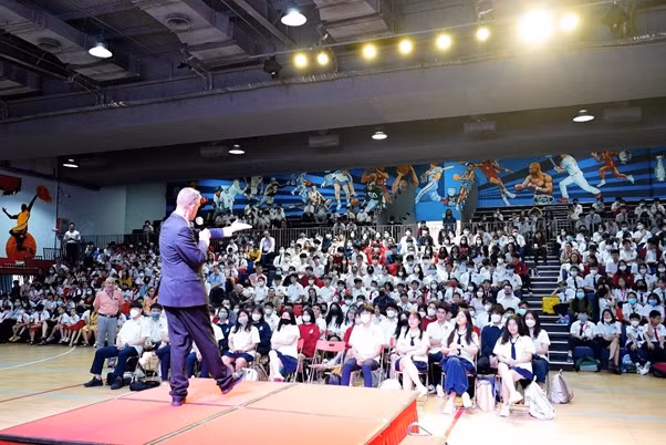 Học tại trường IB toàn phần mang đến nhiều lợi thế vượt trội cho học sinh. Học tại trường IB toàn phần mang đến nhiều lợi thế vượt trội cho học sinh.