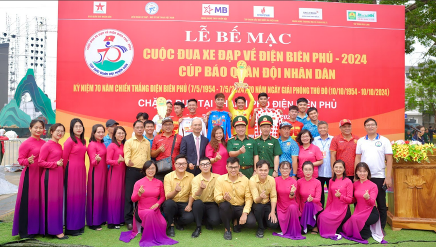 Các vận động viên đạt giải chụp ảnh lưu niệm cùng Ban tổ chức, đơn vị đồng hành Ngân hàng TMCP Bắc Á và Quỹ Vì Tầm Vóc Việt - đối tác thiện nguyện của cuộc đua. Các vận động viên đạt giải chụp ảnh lưu niệm cùng Ban tổ chức, đơn vị đồng hành Ngân hàng TMCP Bắc Á và Quỹ Vì Tầm Vóc Việt - đối tác thiện nguyện của cuộc đua.