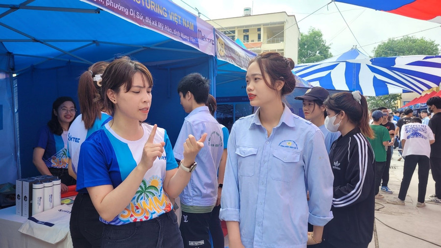 Các em sinh viên trường Đại học Sư phạm Kỹ thuật Hưng Yên sôi nổi tham gia tìm hiểu cơ hội nghề nghiệp của các đơn vị tuyển dụng Các em sinh viên trường Đại học Sư phạm Kỹ thuật Hưng Yên sôi nổi tham gia tìm hiểu cơ hội nghề nghiệp của các đơn vị tuyển dụng