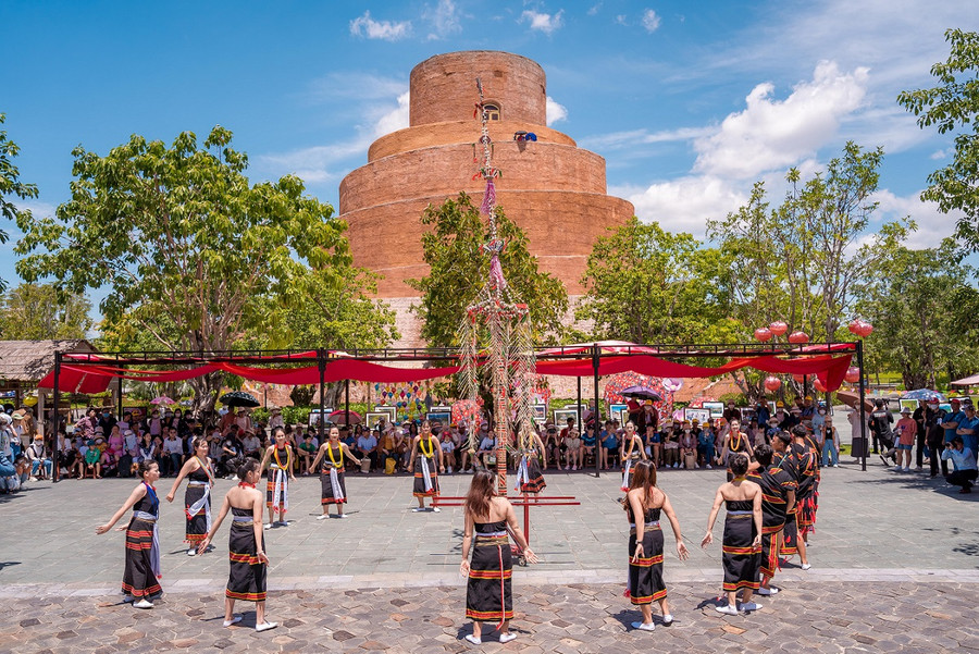 Tái hiện Lễ hội cồng chiêng Tây Nguyên.