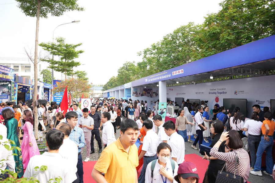 Khách mời tham quan gian hàng tại sự kiện “Ngày hội Công nghệ thông tin và STEM ngành Giáo dục và Đào tạo Hà Nội năm 2024 Khách mời tham quan gian hàng tại sự kiện “Ngày hội Công nghệ thông tin và STEM ngành Giáo dục và Đào tạo Hà Nội năm 2024