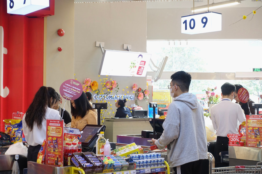 Khách hàng mua sắm tại WinMart Khách hàng mua sắm tại WinMart