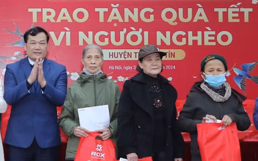 Người nghèo đón Tết Giáp Thìn trong sự phấn khởi khi có thêm phần quà Tết từ các mạnh thường quân trao tặng (Ảnh: ROX Group)
