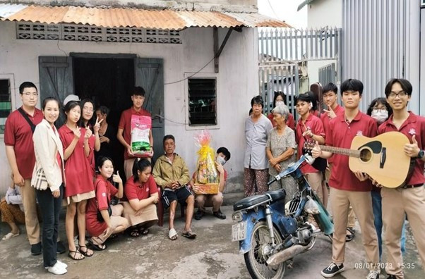 Chuyến xe thiện nguyện của trường iSchool Ninh Thuận đem mùa Tết ấm áp. Ảnh: iSchool Ninh Thuận. Chuyến xe thiện nguyện của trường iSchool Ninh Thuận đem mùa Tết ấm áp. Ảnh: iSchool Ninh Thuận.
