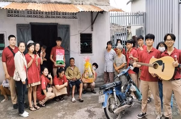 Chuyến xe thiện nguyện của trường iSchool Ninh Thuận đem mùa Tết ấm áp. Ảnh: iSchool Ninh Thuận.