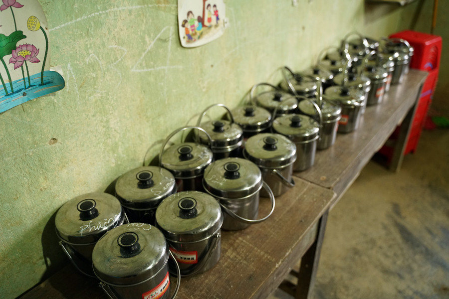 Trong những âu cơm này nhiều khi chỉ là cơm hẩm hoặc chút mèn mén để các con ăn trưa Trong những âu cơm này nhiều khi chỉ là cơm hẩm hoặc chút mèn mén để các con ăn trưa