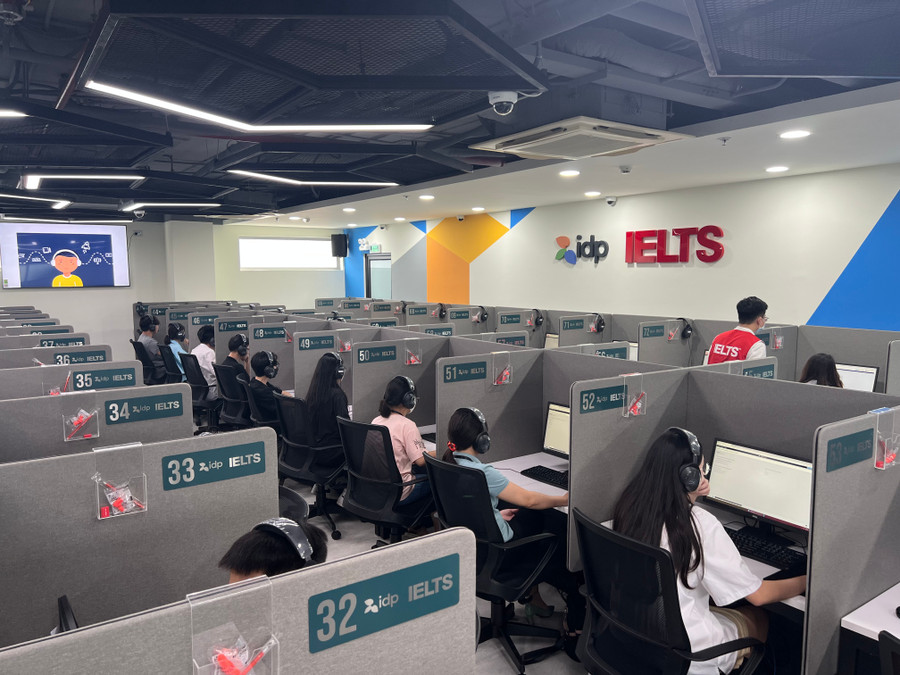 Phòng thi IELTS trên máy tính tại IDP Hà Nội. Ảnh: IDP Phòng thi IELTS trên máy tính tại IDP Hà Nội. Ảnh: IDP