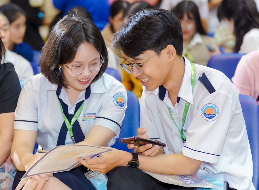 Bảo Ngọc và Thế Dũng hào hứng thảo luận sau khi rời phòng thi. Bảo Ngọc và Thế Dũng hào hứng thảo luận sau khi rời phòng thi.