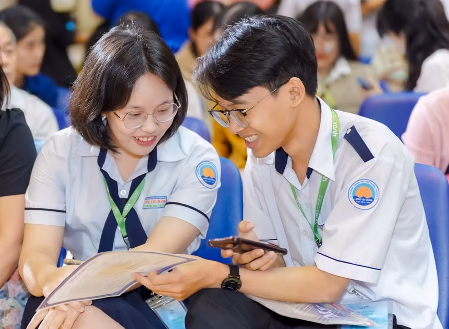 Bảo Ngọc và Thế Dũng hào hứng thảo luận sau khi rời phòng thi.