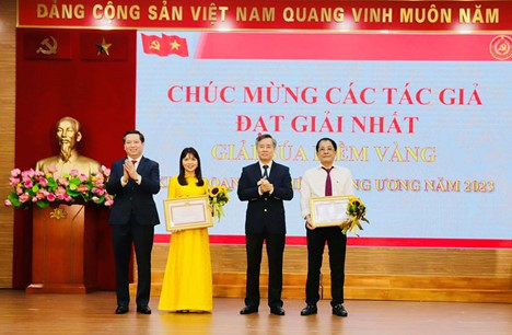 Bà Nguyễn Thị Thu Hiền, Ban Tuyên giáo Đảng ủy nhận giải Nhất đối với tác phẩm “Dấu ấn mở đường và hành trình đưa Nghị quyết “Tam nông” đi vào cuộc sống.