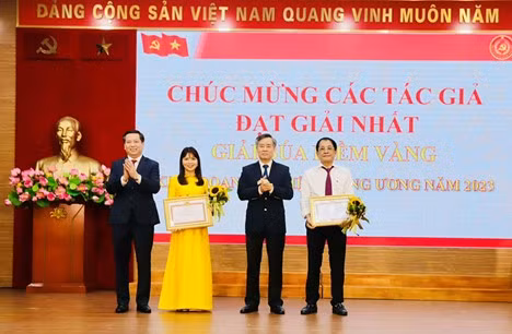 Bà Nguyễn Thị Thu Hiền, Ban Tuyên giáo Đảng ủy nhận giải Nhất đối với tác phẩm “Dấu ấn mở đường và hành trình đưa Nghị quyết “Tam nông” đi vào cuộc sống.