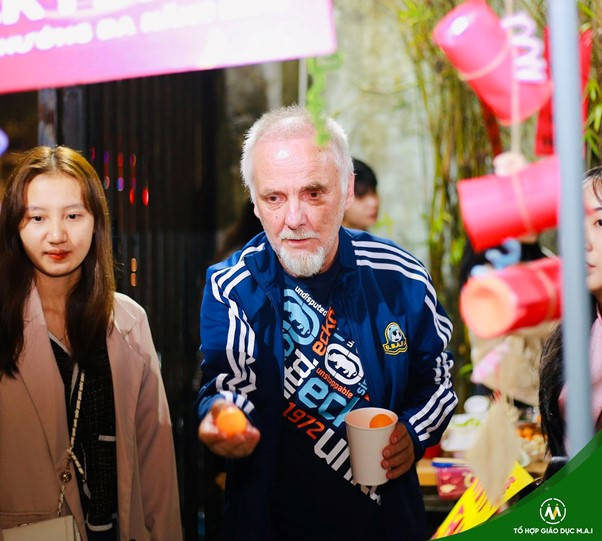 Ông Lothar Brandt - New Zealand thích thú tham gia trò chơi ném bóng tại hội chợ Xuân M.A.I 2024 Ông Lothar Brandt - New Zealand thích thú tham gia trò chơi ném bóng tại hội chợ Xuân M.A.I 2024